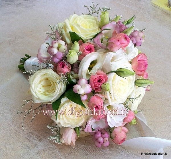 bouquet con rose e lisianthus