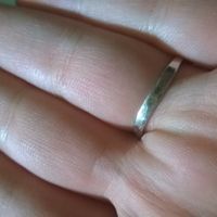 ecco qua l'annello, le macchiette sono sul retro, spero si veda bene