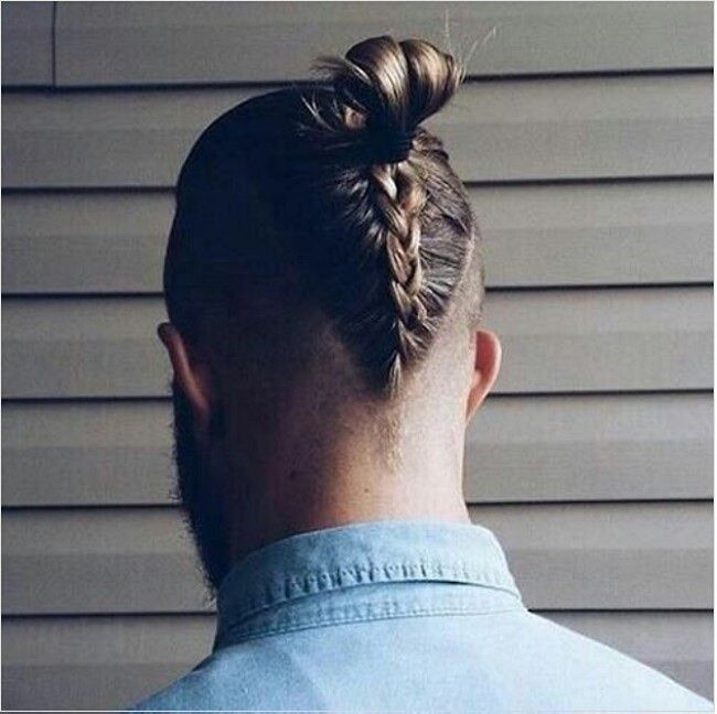 Acconciature sposo con capelli lunghi - 1