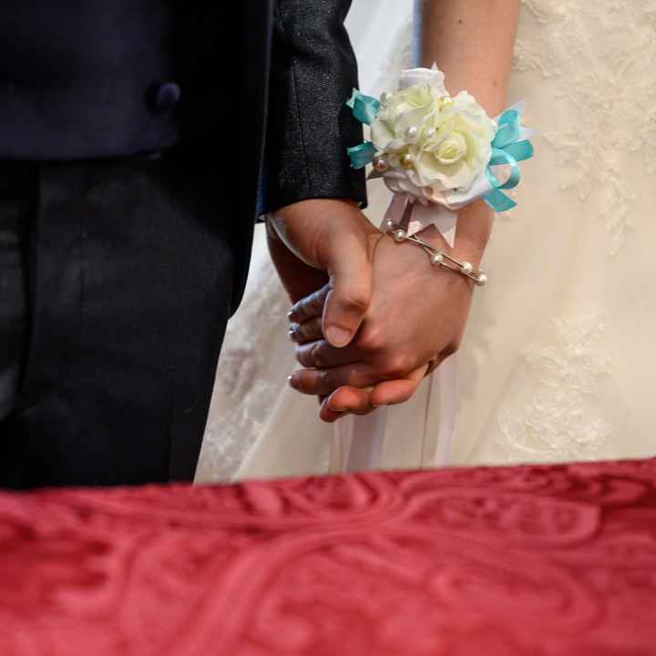 Bouquet da polso per sposa: sì o no? 💐 - 1