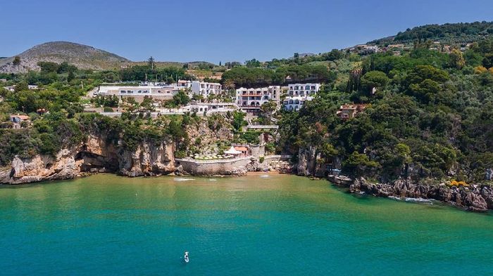 aaa Cercasi Location 1