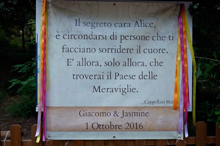 Cartellone dietro tavolo cerimonia