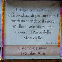 Cartellone dietro tavolo cerimonia