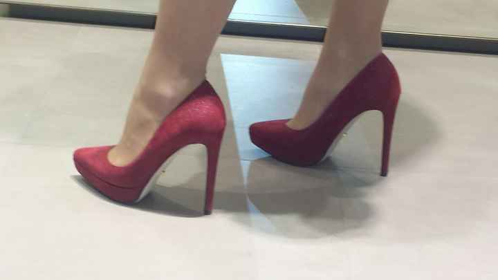 Mi fate vedere le vostre scarpe? - 1