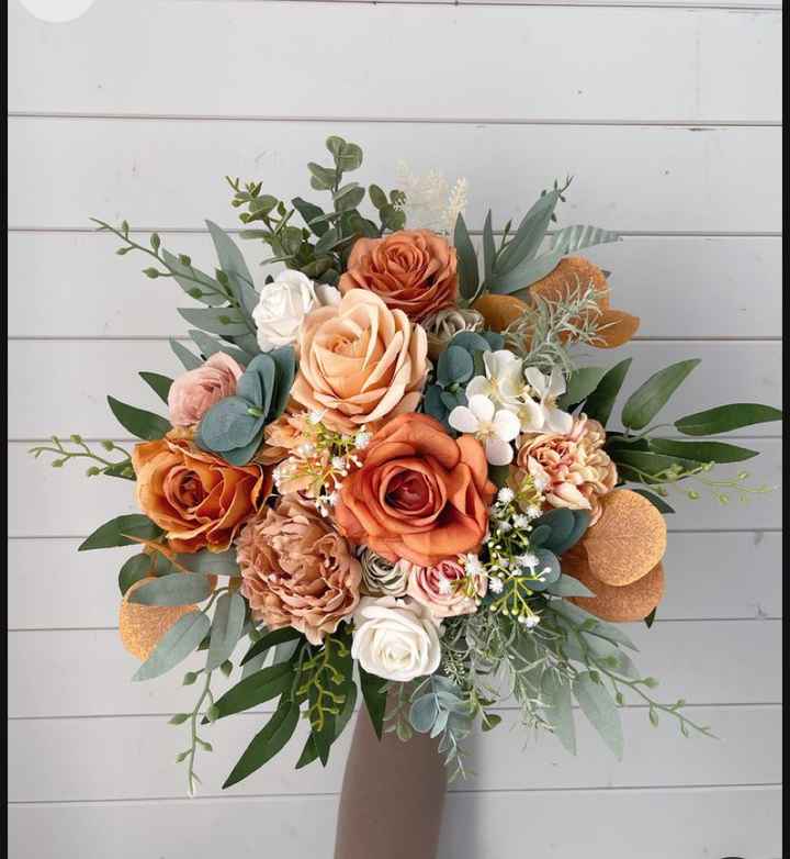 Fiori arancioni per addobbare la location e il bouquet - 1