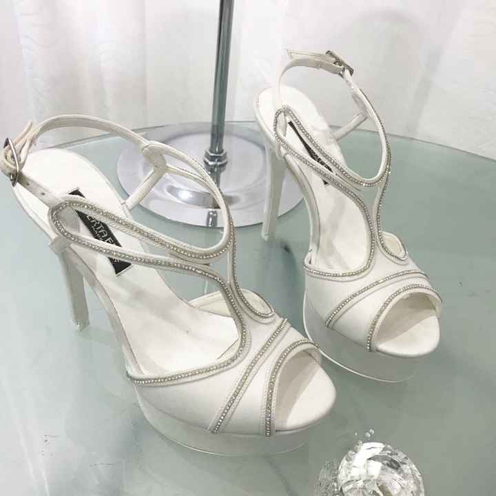  Scarpe colorate o bianche? - 1