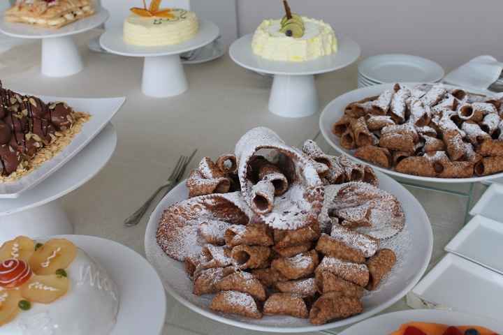 Uno scorcio del buffet dei dolci