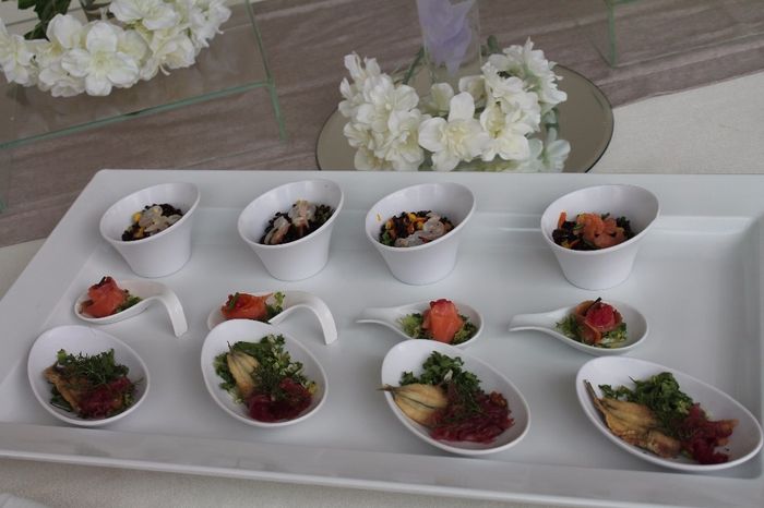 Un piatto dell'aperitivo fuori in giardino