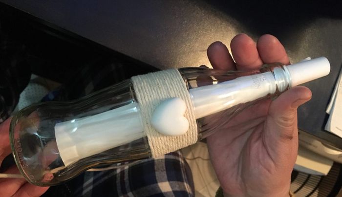 cuoricino sui menu in bottiglia o centro tavola