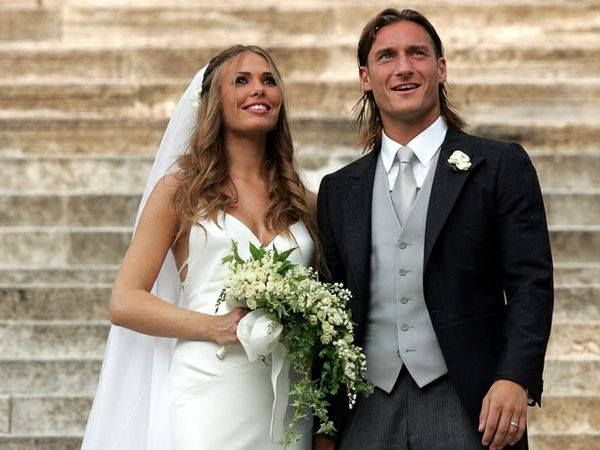 Vota il look nuziale di Totti 1