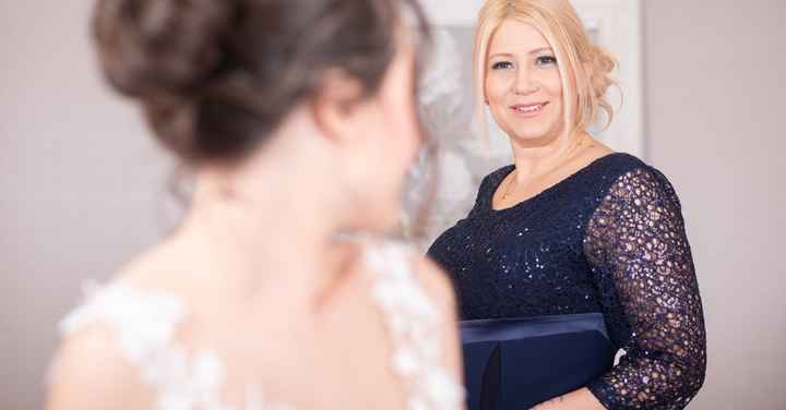 Come si veste la mamma della sposa? I colori da indossare e quelli da evitare🙅 - 10