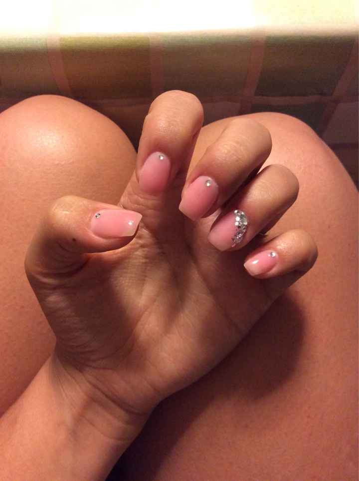 Mi fate vedere le vostre unghie? - 1