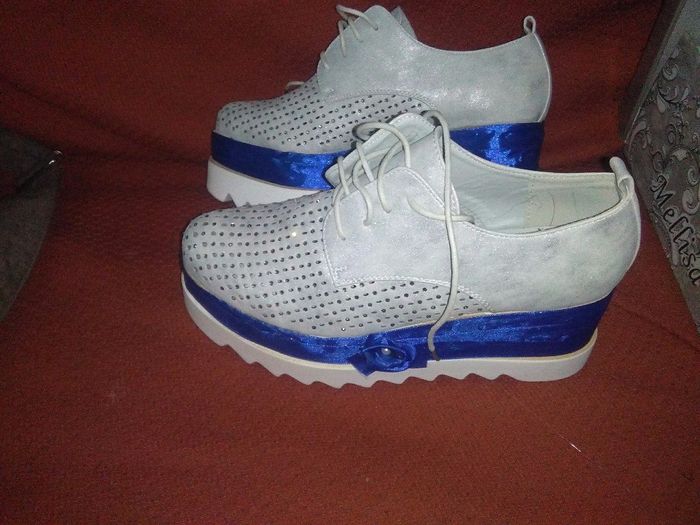 Scarpe sportive su abito blu
