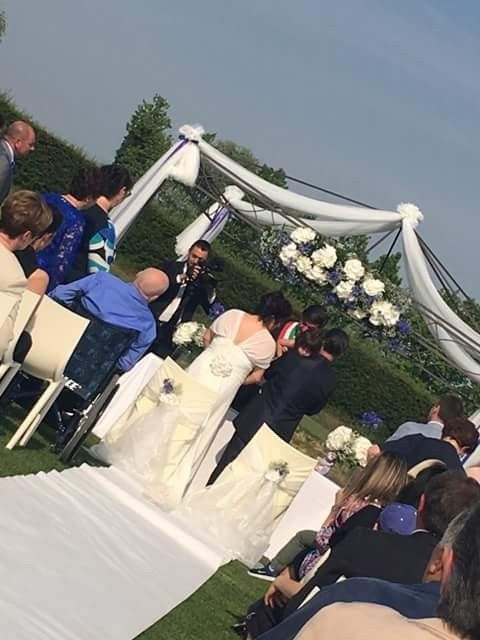 Gli sposi da dietro con il Sindaco