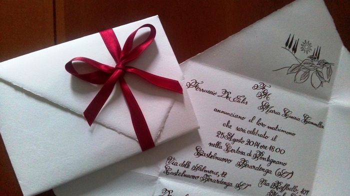 partecipazione scritta a mano e disegnata a mano in carta d'Amalfi con nastro raso rosso 
