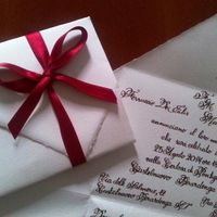 partecipazione scritta a mano e disegnata a mano in carta d'Amalfi con nastro raso rosso 