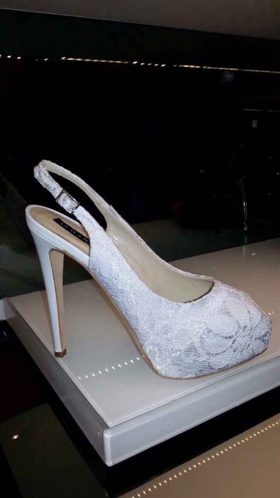 Mi fate vedere le vostre scarpe? - 1