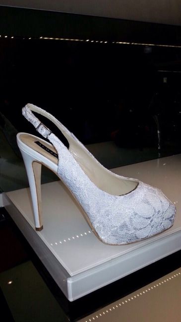 Mi fate vedere le vostre scarpe? - 1