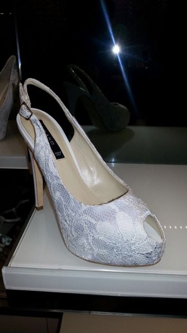 Mi fate vedere le vostre scarpe? - 2