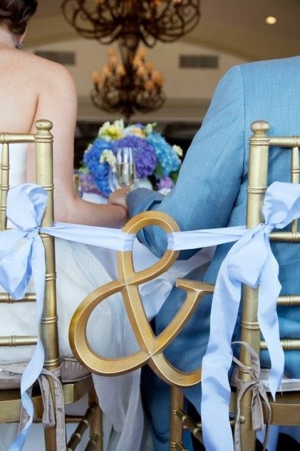 decorazioni per le sedie al ricevimento di nozze 