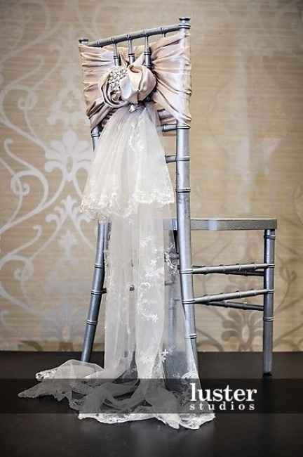 decorazioni per le sedie al ricevimento di nozze 