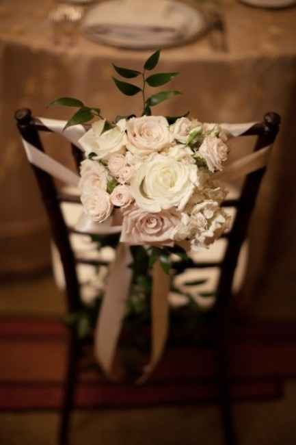 decorazioni per le sedie al ricevimento di nozze 