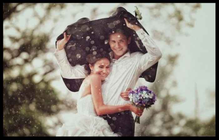 Sposi sotto la pioggia