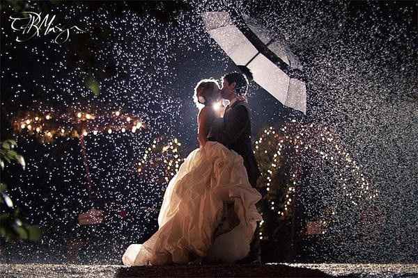Sposi sotto la pioggia