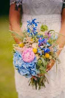 Bouquet con ortensia / fiordaliso / peonia / fiori di campo