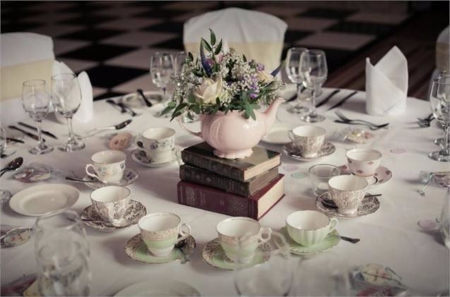 Centrotavola con teiera e tazzine