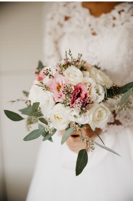 Bouquet di Peonie bianche, rose bianche ed eucalipto 1