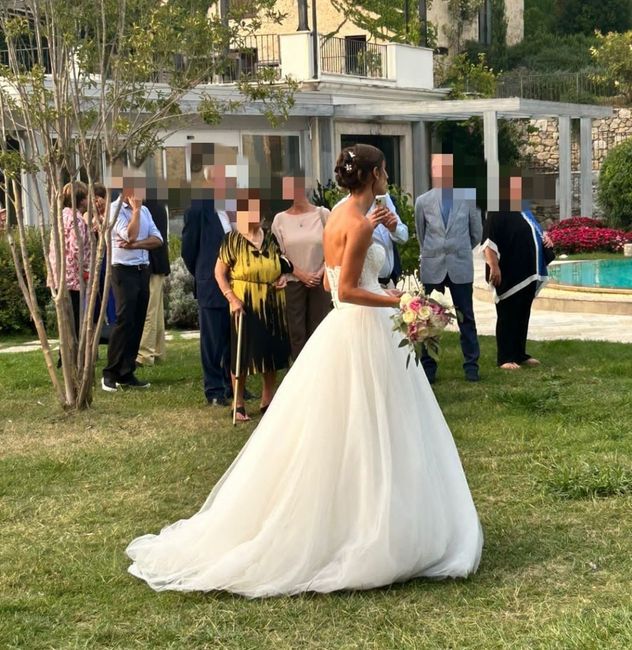 “Accorciare” abito da sposa durante la cerimonia 3