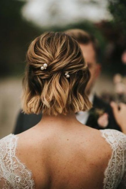 Acconciatura capelli ricci corti 6