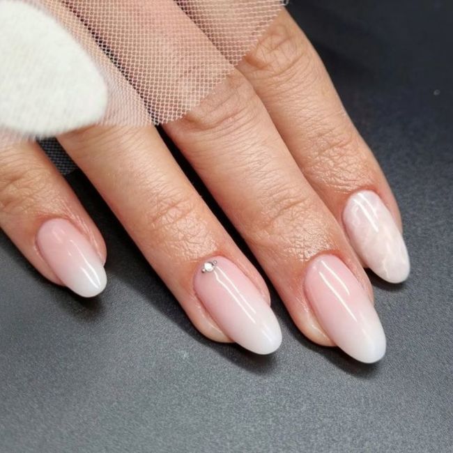 Idee per manicure da sposa? Elegante ma non esagerata 💅💍 8