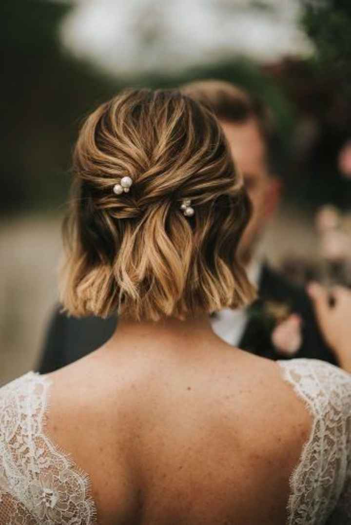 Acconciatura capelli ricci corti - 1
