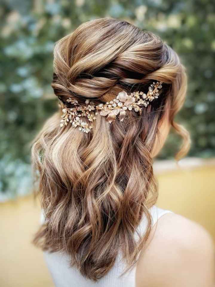 Semiraccolto con orecchie coperte - 9