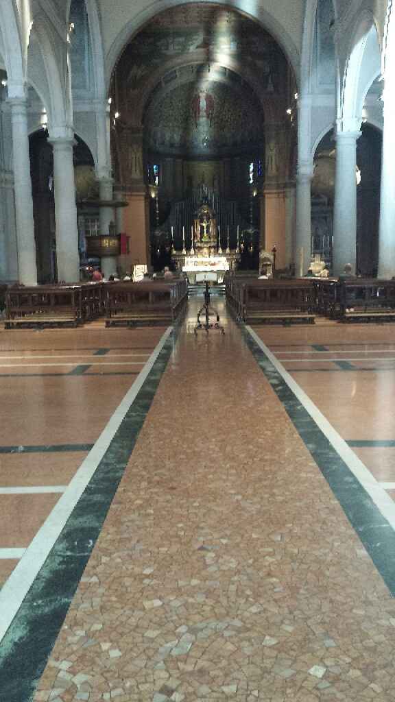 Chiesa enorme con pochi invitati - 1