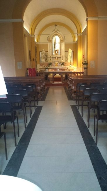 Chiesa enorme con pochi invitati - 2