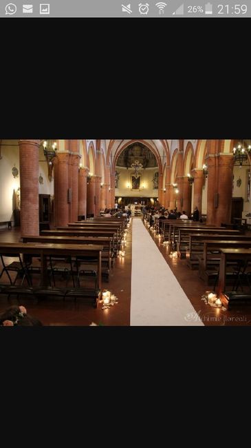 Chiesa enorme con pochi invitati - 3