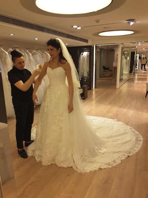 La scollatura dell'abito da sposa per scegliere come acconciare i capelli 6