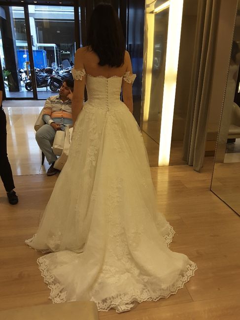 La scollatura dell'abito da sposa per scegliere come acconciare i capelli 5