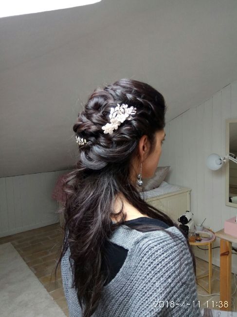 La scollatura dell'abito da sposa per scegliere come acconciare i capelli 2