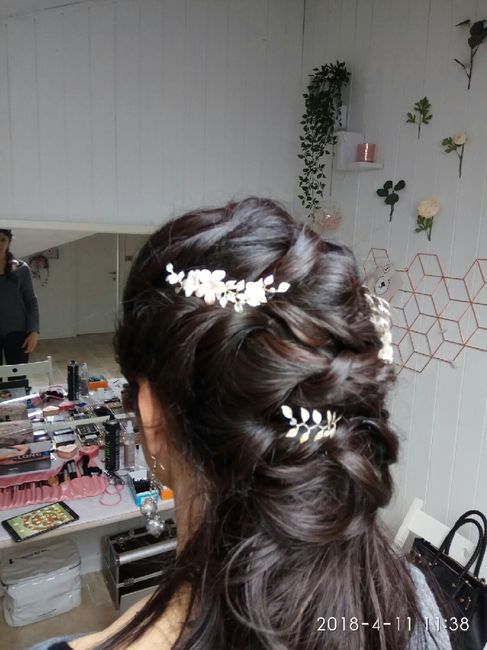 La scollatura dell'abito da sposa per scegliere come acconciare i capelli 3
