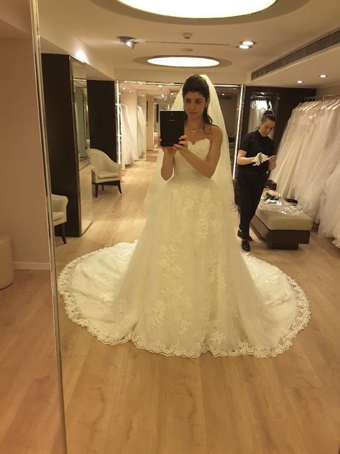 La scollatura dell'abito da sposa per scegliere come acconciare i capelli 4