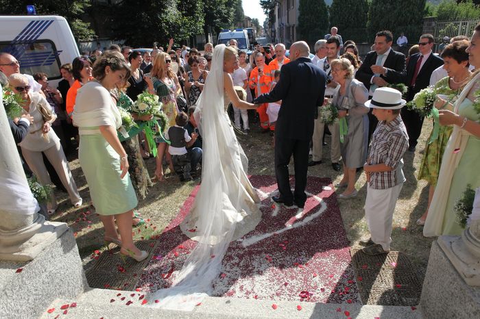 Sposi accolti da parenti e amici