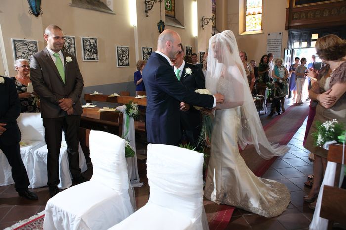 Lo sposo alza il velo