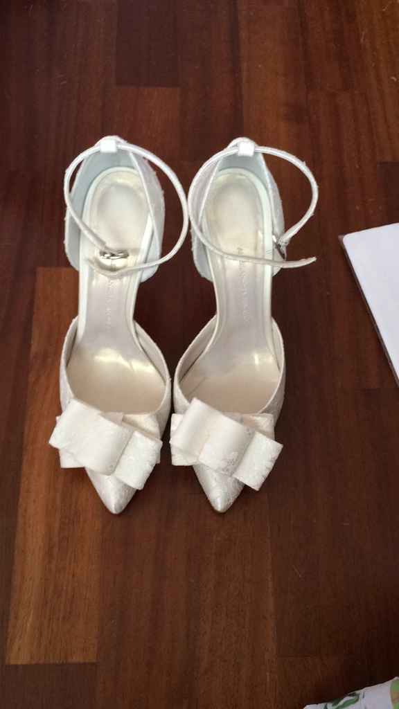 Mi fate vedere le vostre scarpe? - 1