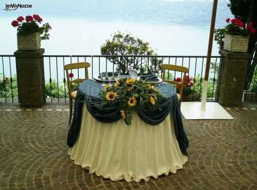 la tavola degli sposi con girasoli