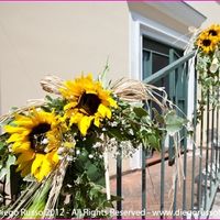 addobbo scale con girasoli, particolare