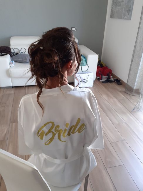 Abbigliamento sposa durante la preparazione 8